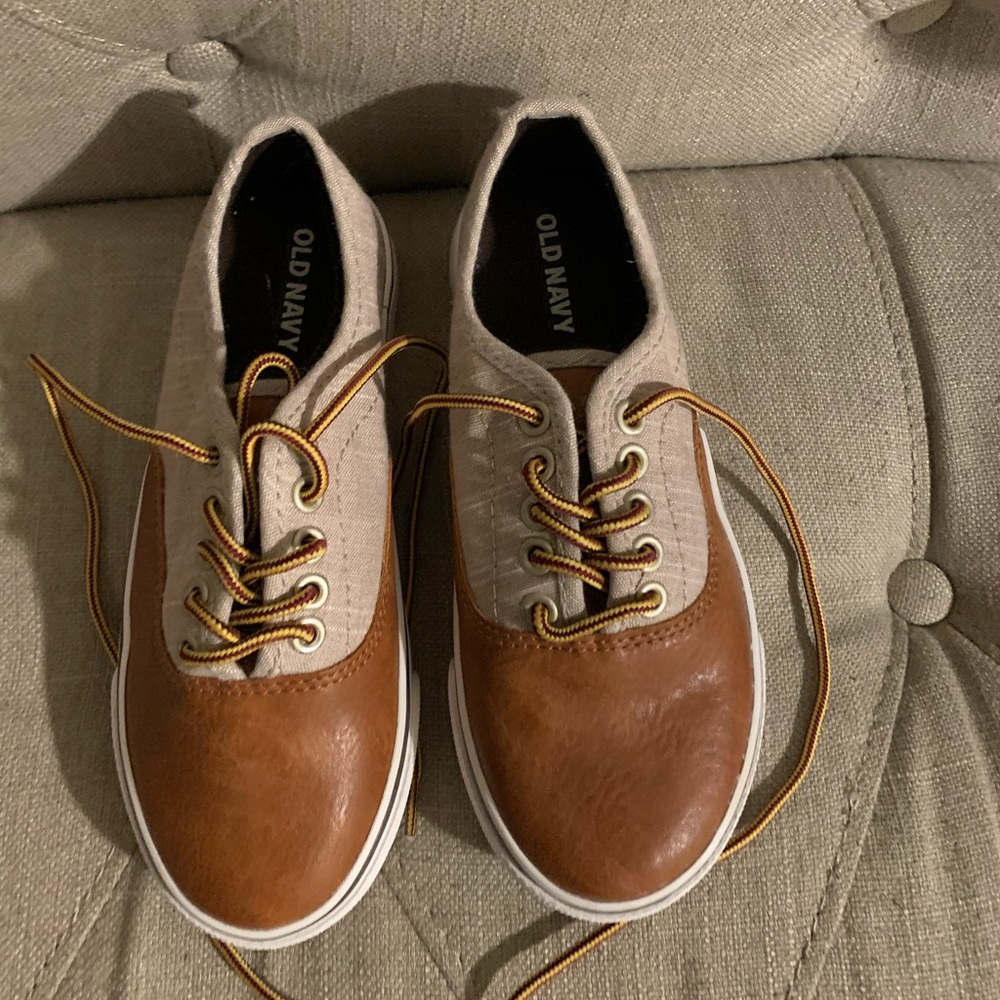 Boys Old navy shoes size 13